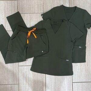 Figs pocket scrub tops x2 (XS) and cargo scrub pants (XS/P)
